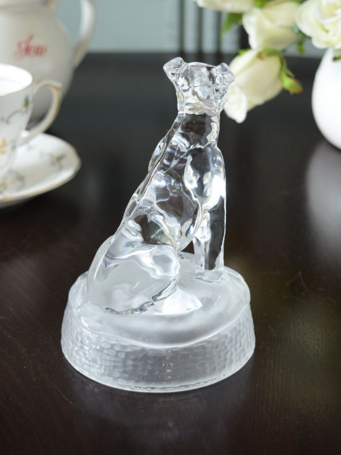 ガラスのオブジェの後ろ姿