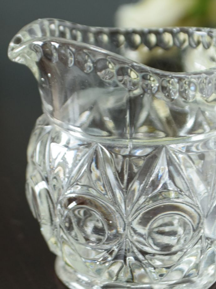 アンティークガラスのミルクピッチャー