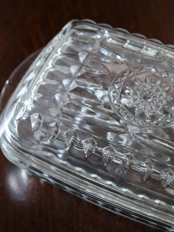 アンティークガラスのバターディッシュ