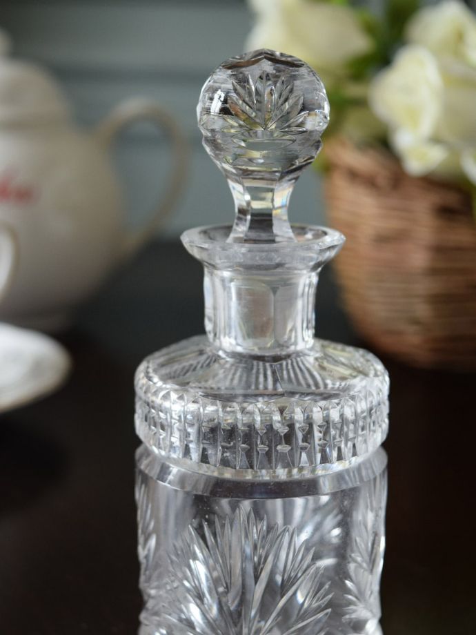アンティークガラスの香水瓶、イギリスで見つけたプレスドグラスの