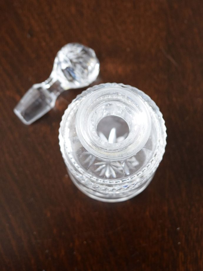 アンティークガラスの香水瓶、イギリスで見つけたプレスドグラスの