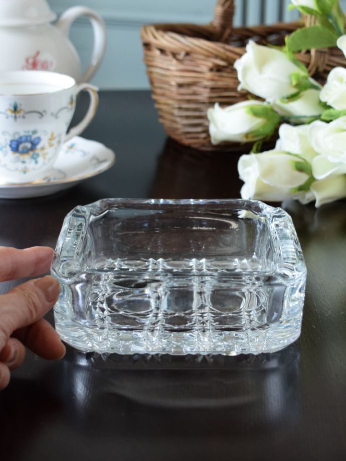 プレスドグラスの灰皿