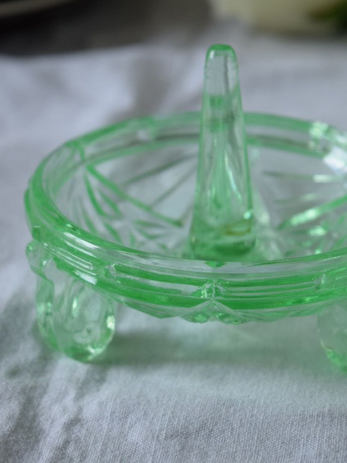 アンティークガラスのリングスタンド