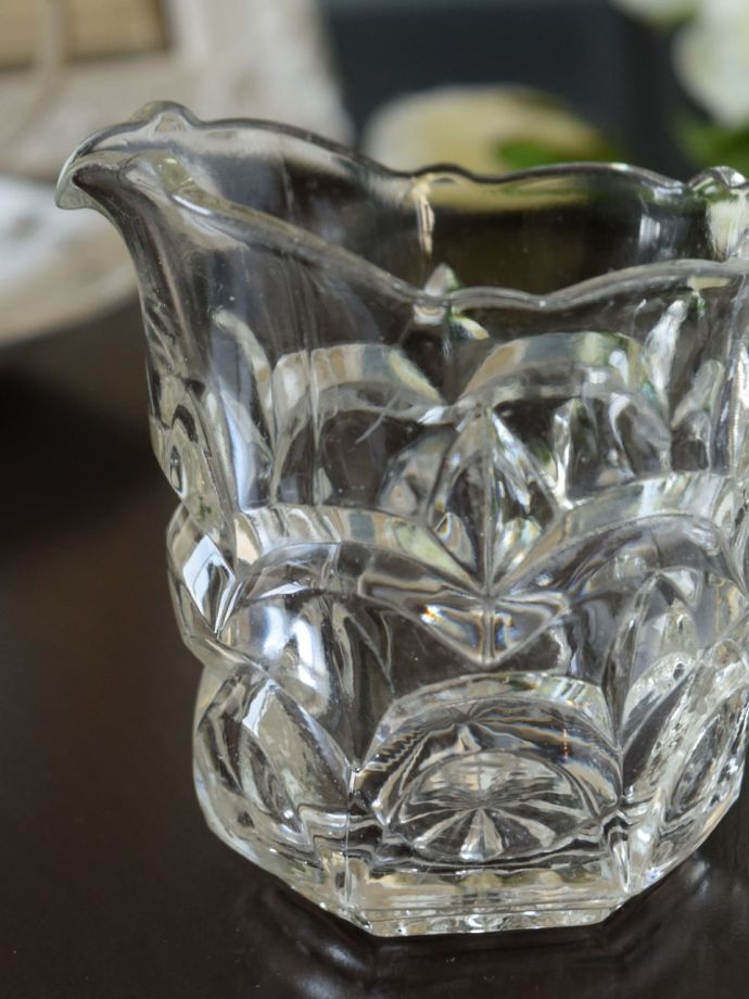 アンティークガラスのミルクピッチャー