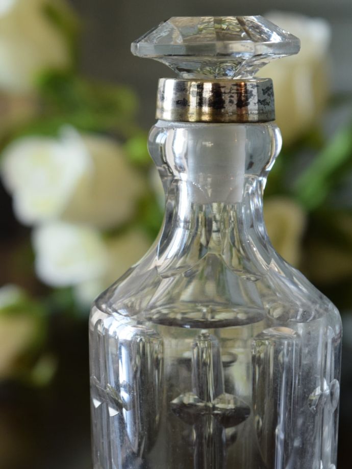 アンティークガラスの香水瓶、イギリスで見つけたプレスドグラスの