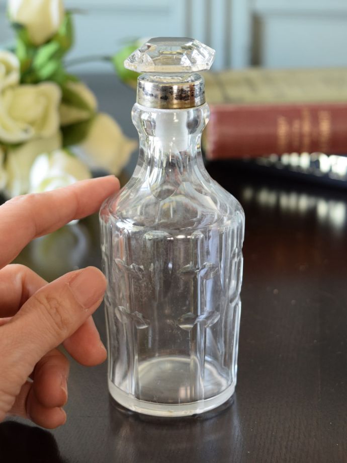 アンティークガラスの香水瓶、イギリスで見つけたプレスドグラスの