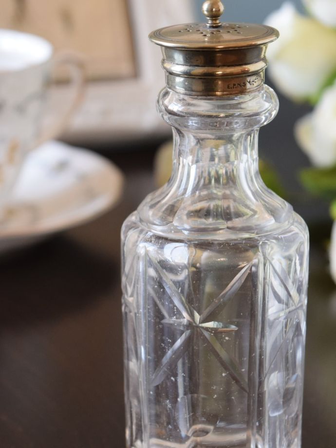 アンティークガラスのスパイス入れ