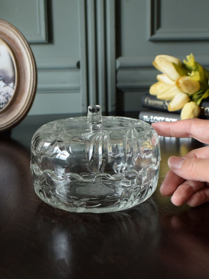 葉っぱの模様が型押しされたアンティークガラスのおしゃれなケース(pg