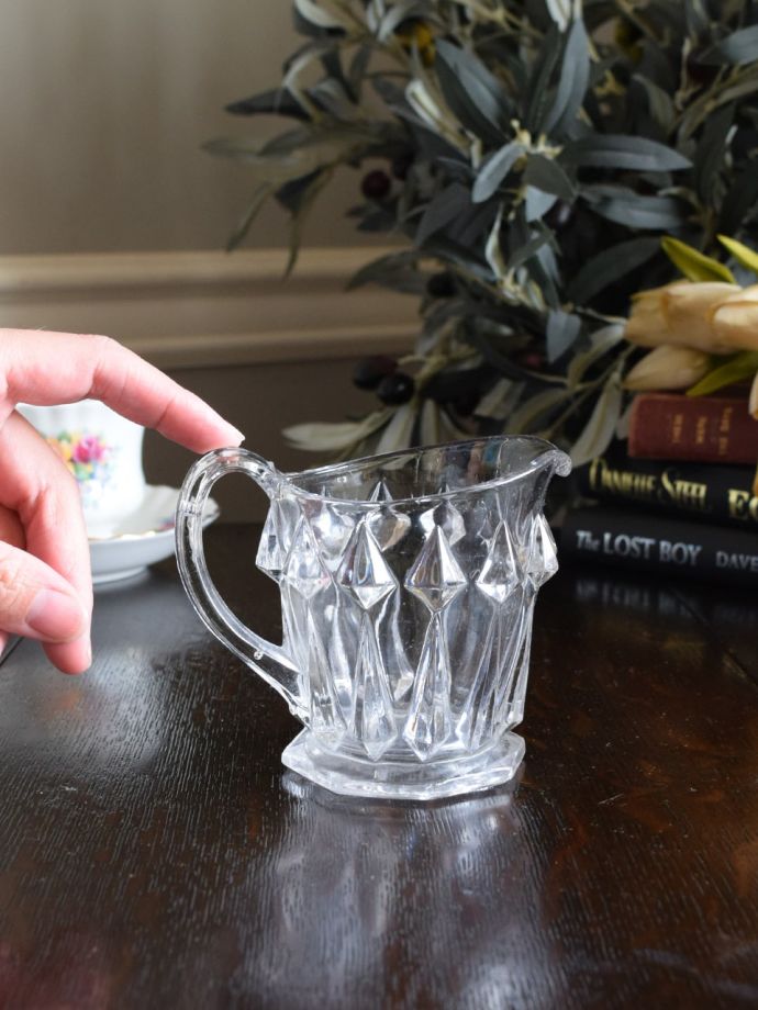 英国アンティークのガラスの器、プレスドグラスのおしゃれなミルク