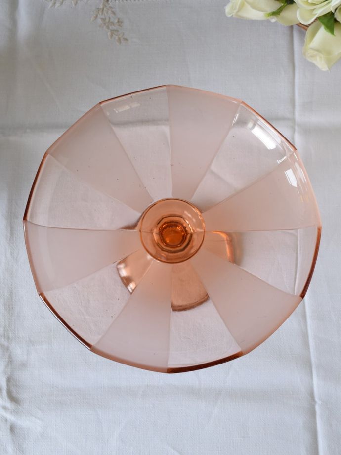 アンティークガラスの食器、めずらしい赤い色のプレスドグラスのケーキ