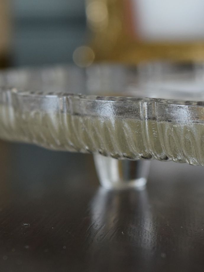 ガラスのトレイの足