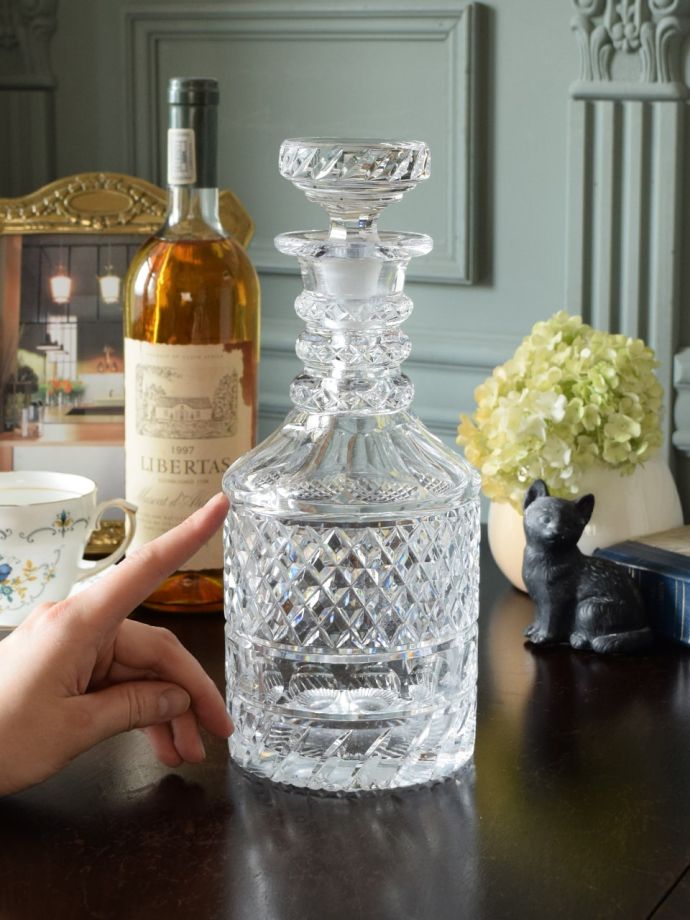 イギリスから届いたアンティークガラスのデカンタ、フタが付いた