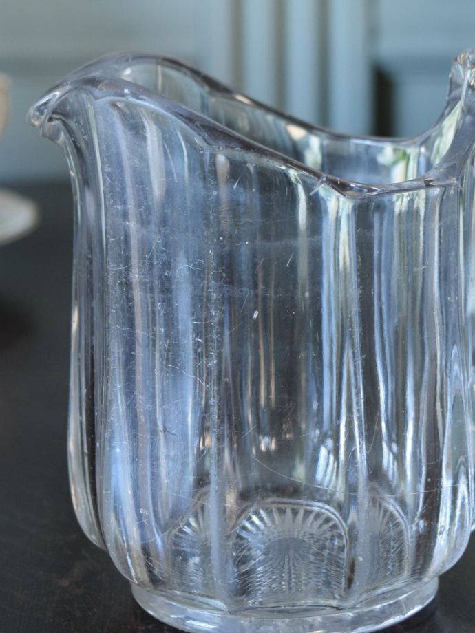 アンティークガラスのミルクピッチャー