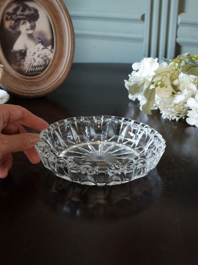 英国アンティークガラスのおしゃれな灰皿、プレスドグラスのアッシュ