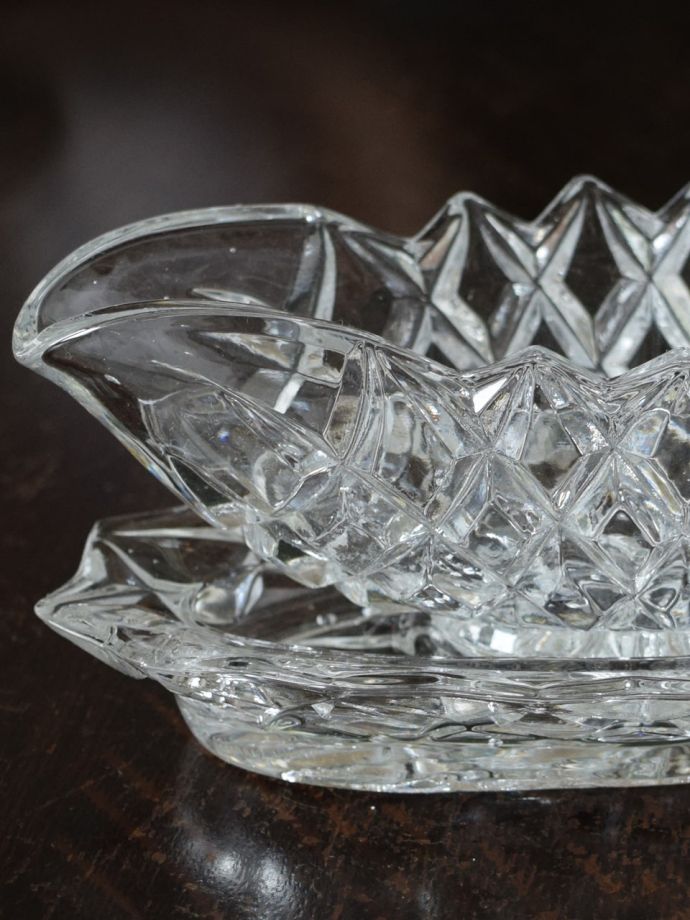 アンティークのガラスのソースポット、便利に使えるトレー付きの調味料