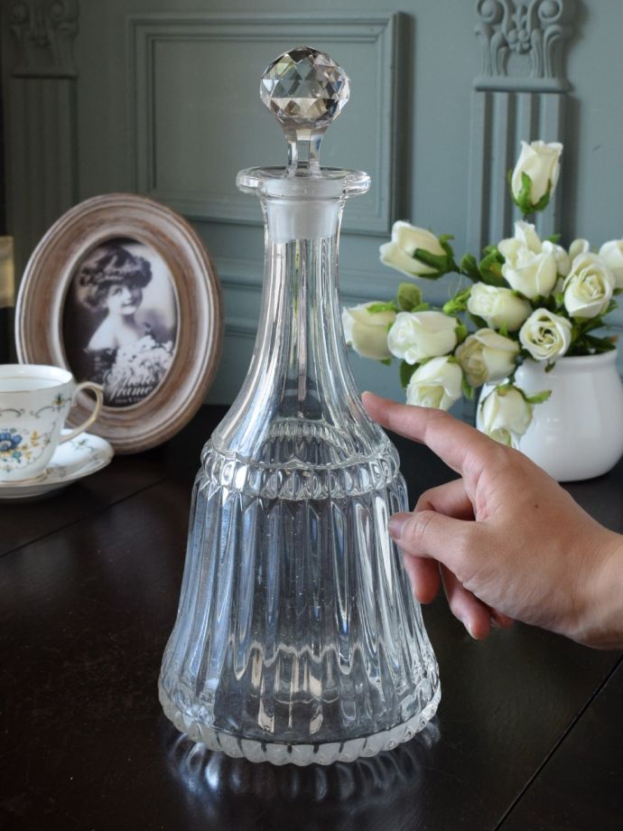 英国アンティークガラスの器、キラキラ輝くプレスドグラスのデカンタ