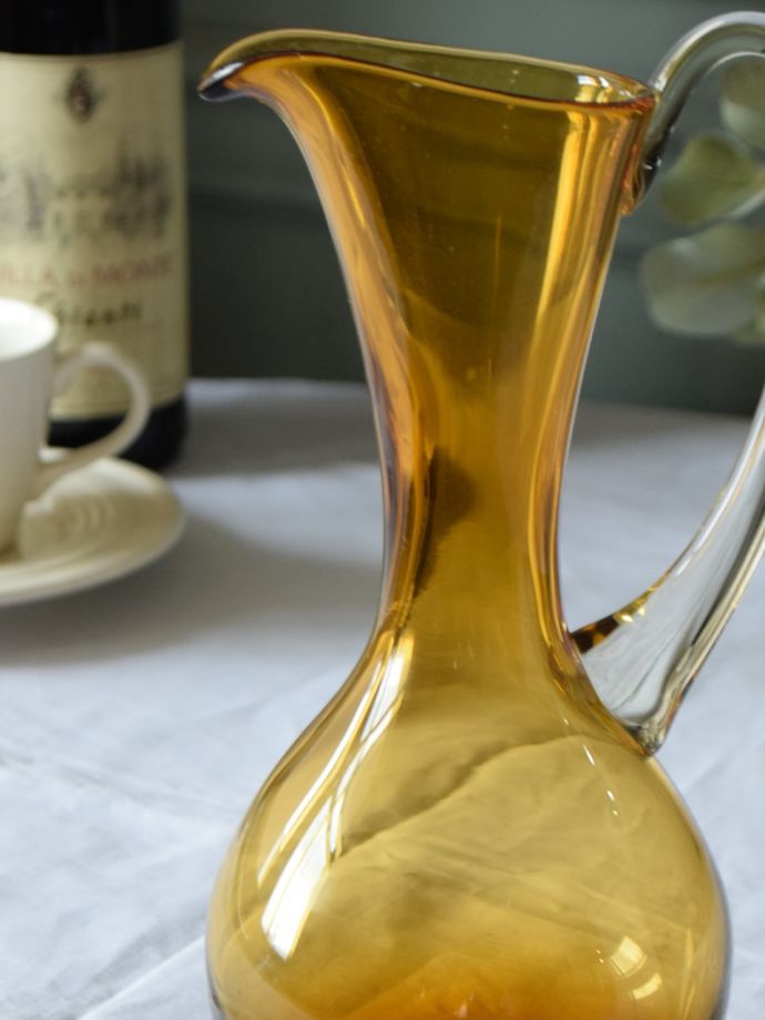 アンティークガラスのウォータージャグ