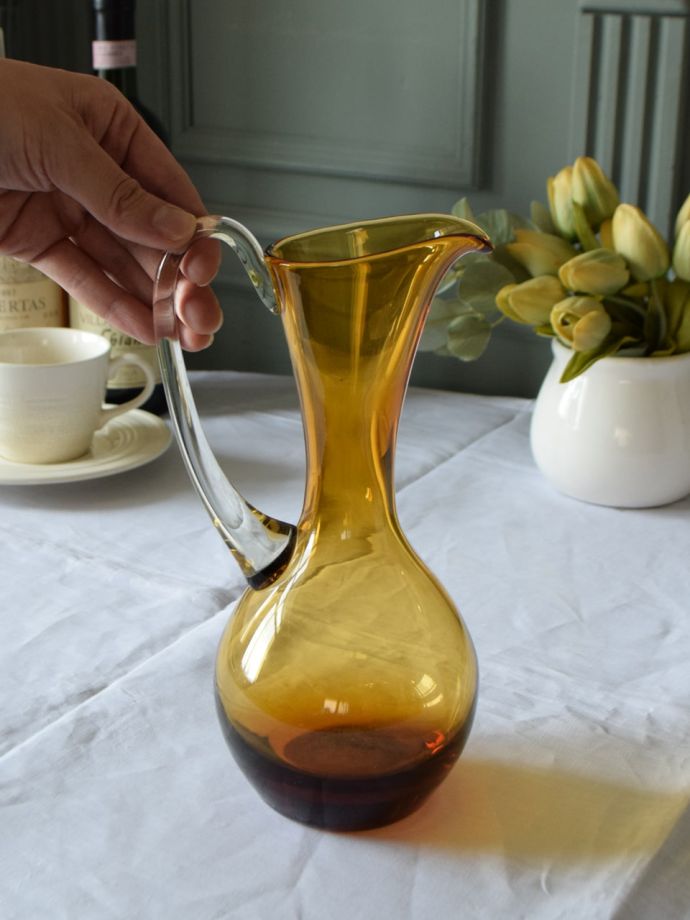 アンティークのガラスピッチャー、アンバー色がおしゃれなウォーター