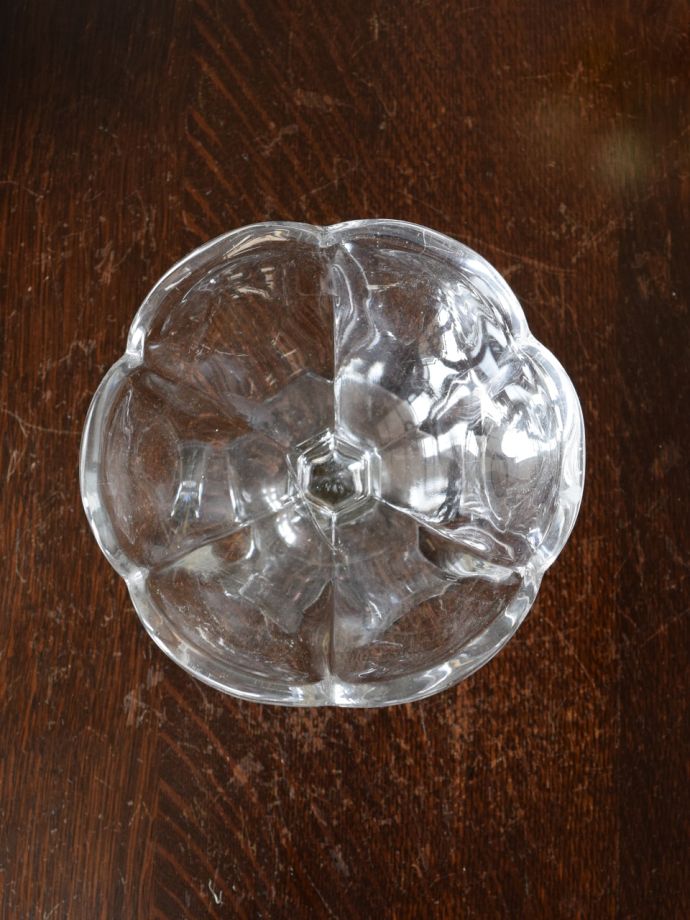 アンティークのガラス食器、お花のような形のプレスドグラスのデザート