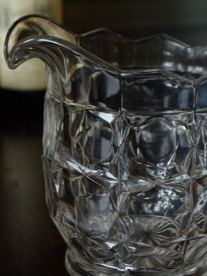 アンティークガラスのウォータージャグ