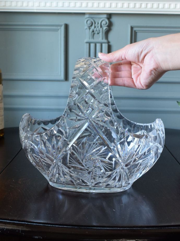 プレスドグラスのバスケット