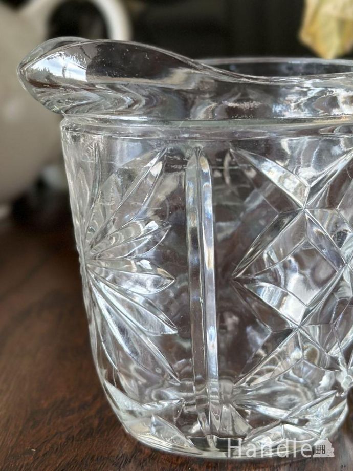 イギリスから届いたアンティークガラスの器、キラキラ輝くミルク