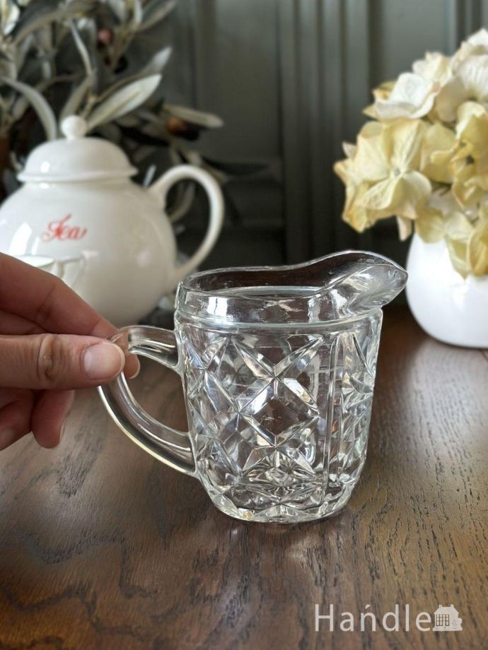 イギリスから届いたアンティークガラスの器、キラキラ輝くミルク