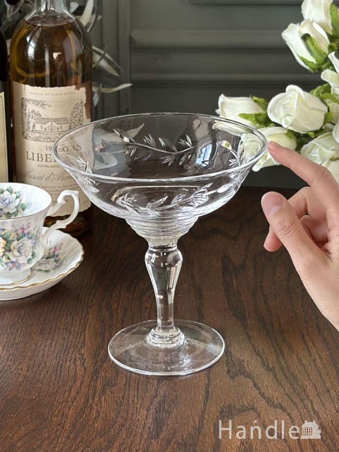 長い足がおしゃれなアンティークガラスの器、葉っぱの模様が美しい