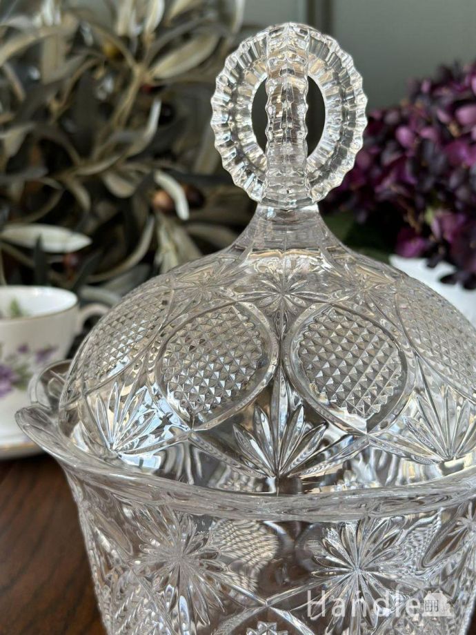 ビスケットを入れるために作られたガラスの器