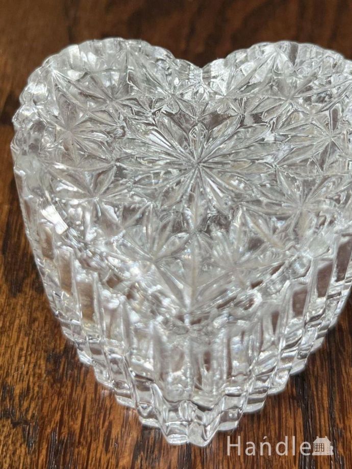 ハートの形の大人可愛いアンティークプレスドグラス、蓋付きのガラス