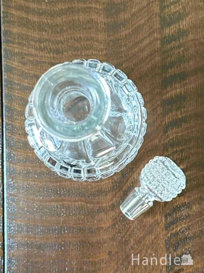 イギリスから届いたアンティークガラスのデカンタ、フタが付いた