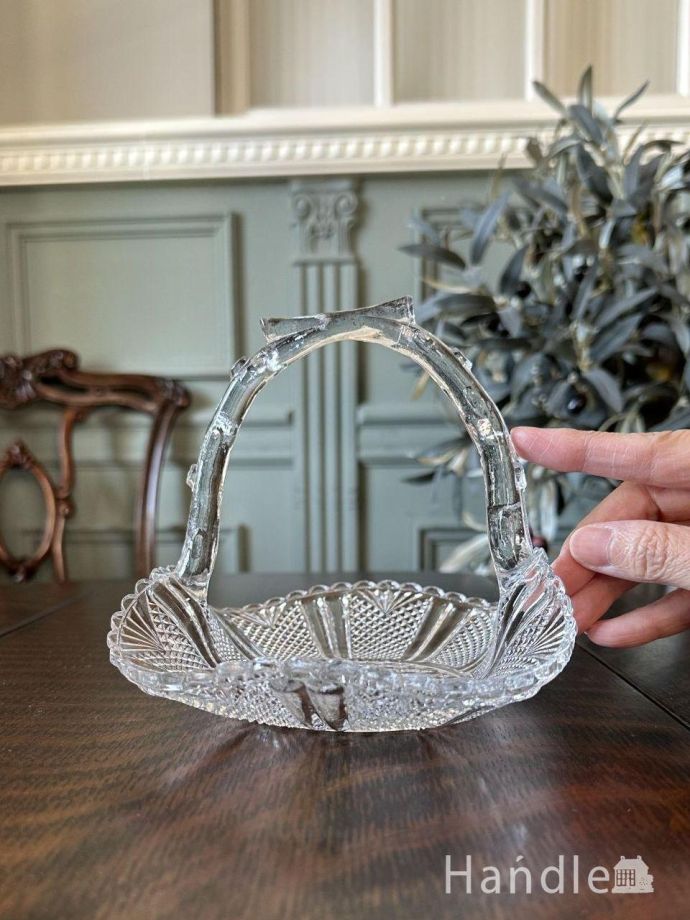プレスドグラスのバスケット