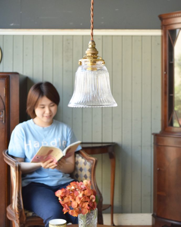 ペンダントライト　照明・ライティング　ストライプガラスのペンダントライト（コード・シャンデリア電球・ギャラリーA付き）。比較的小さめの傘なので、２〜３こを並べるのがオススメです。(pl-003c)