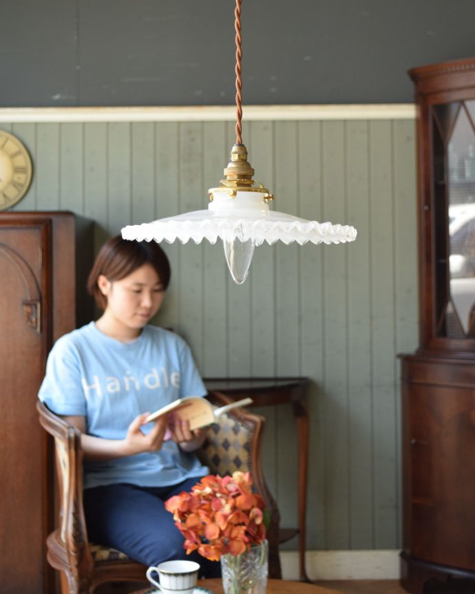 ペンダントライト　照明・ライティング　フレンチレースのペンダントライト（コード・シャンデリア電球・ギャラリーA付き）。可愛いミルクガラスからポッと優しい光が灯ります。(pl-004a)