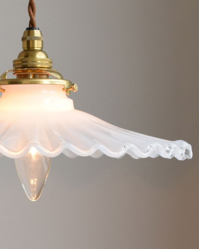 点灯後のペンダントライトの灯り