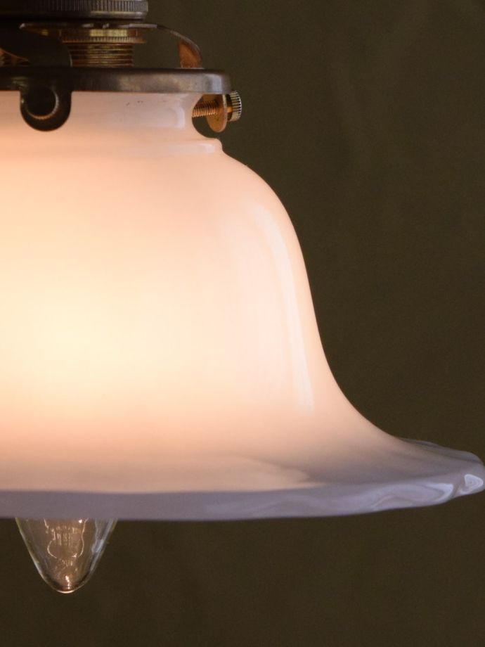 点灯後のペンダントライトの灯り