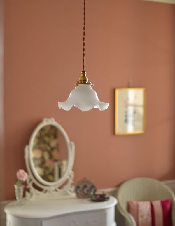 ペンダントライト 照明・ライティング ミルクガラスの可愛いペンダントライト(コード・シャンデリア電球・ギャラリーA付き)。大きめの柔らかいフリルが可愛いです。(pl-013a)