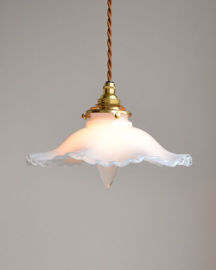 ペンダントライト　照明・ライティング　ペンダントライト（コード・シャンデリア電球・ギャラリーA付き）。可愛いミルクガラスからポッと優しい光が灯ります。(pl-014a)