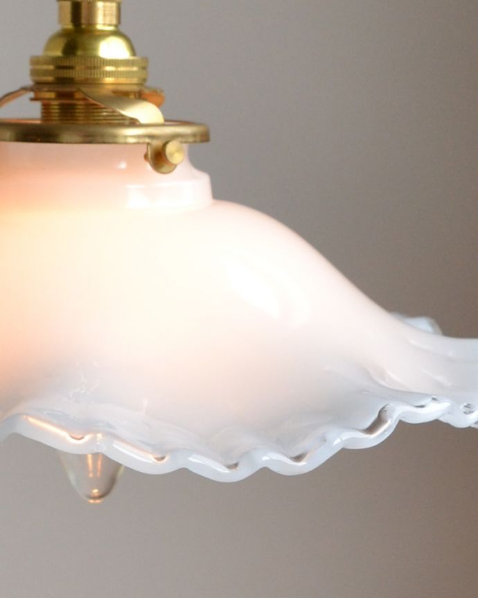 ペンダントライト　照明・ライティング　ペンダントライト（コード・シャンデリア電球・ギャラリーA付き）。シェードは、手作りのため多少、誤差があったり、気泡やキズ、汚れが入っている場合もあります。(pl-014a)