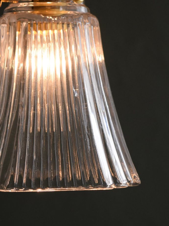 点灯後のペンダントライトの灯り