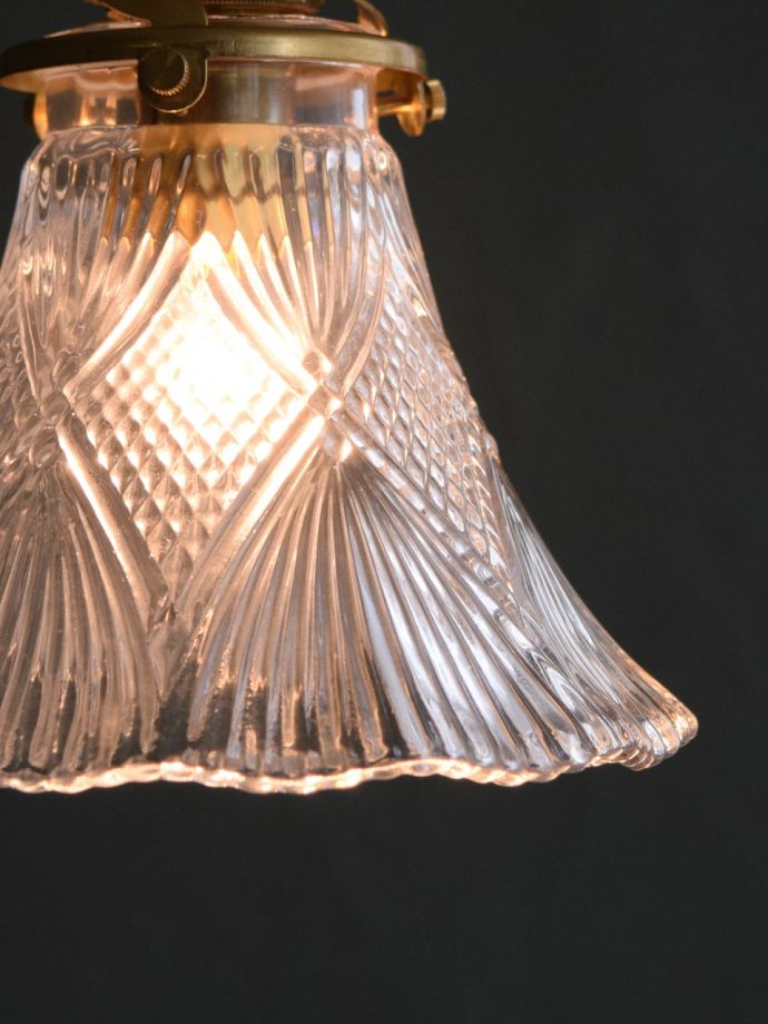 点灯後のペンダントライトの灯り