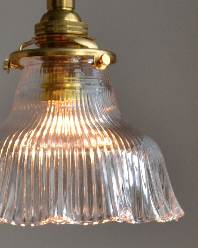 点灯後のペンダントライトの灯り