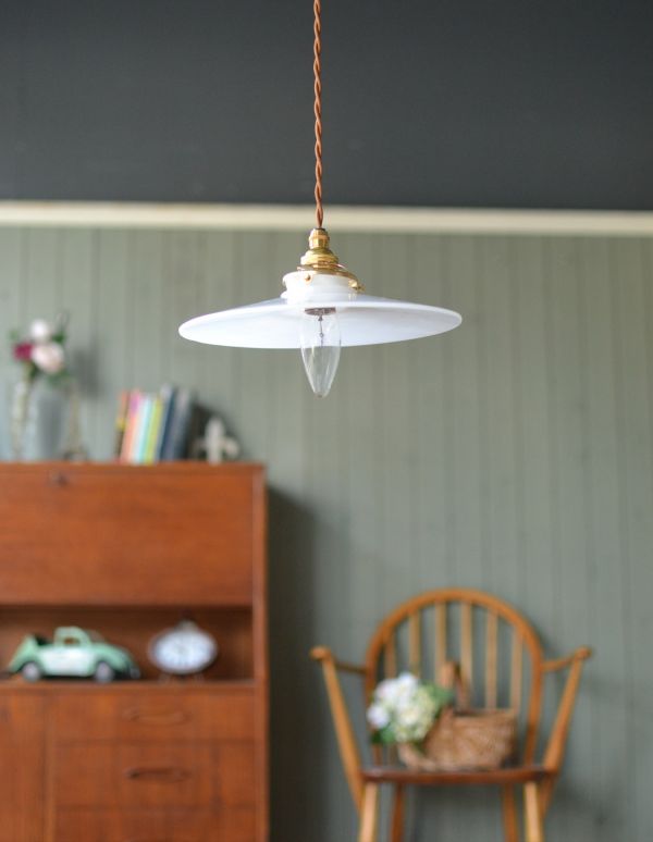 ペンダントライト　照明・ライティング　ペンダントライト （コード・シャンデリア電球・ギャラリーA付き）。乳白色のミルクガラスがとっても可愛いです。(pl-029a)