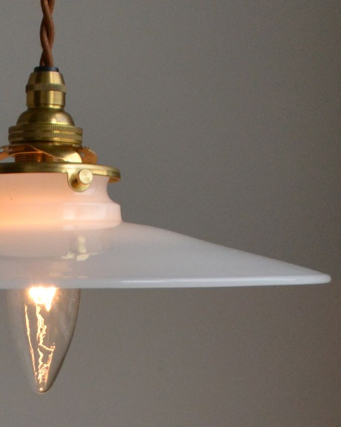 点灯後のペンダントライトの灯り