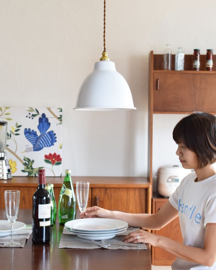 ペンダントライト　照明・ライティング　アイアンシェード付きのペンダントライト（ホワイト) （コード・シャンデリア電球・ギャラリーB白リング２枚付き）。キッチンカウンターやダイニングテーブルの上に２〜３つ下げてみると、バランス良く、お部屋がセンスアップして見えます。(pl-043a)