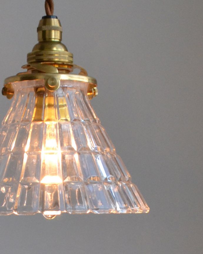 点灯後のペンダントライトの灯り