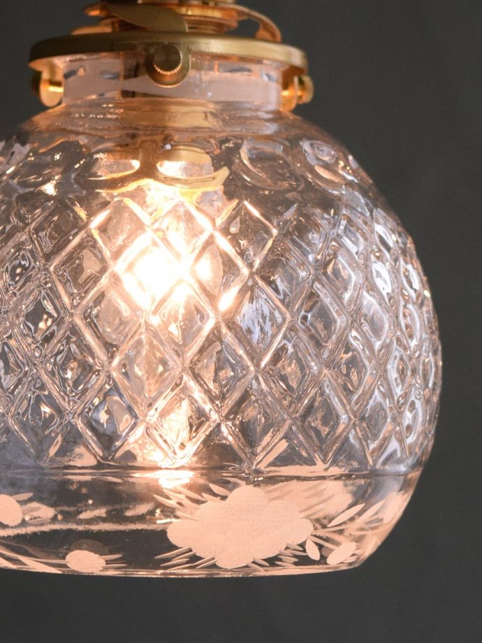 点灯後のペンダントライトの灯り