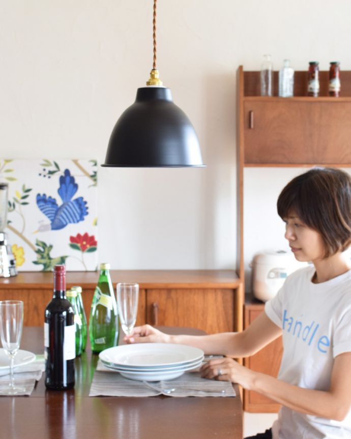 ペンダントライト 照明・ライティング アイアンシェード付きのペンダントライト(ブラック)(コード・シャンデリア電球・ギャラリーB白リング2枚付き)。ミッドセンチュリーなお部屋に似合う、ブラックカラーのアイアンシェード照明です。(pl-055a)