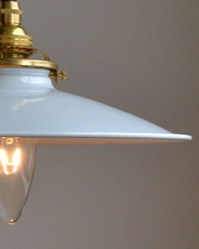 点灯後のペンダントライトの灯り