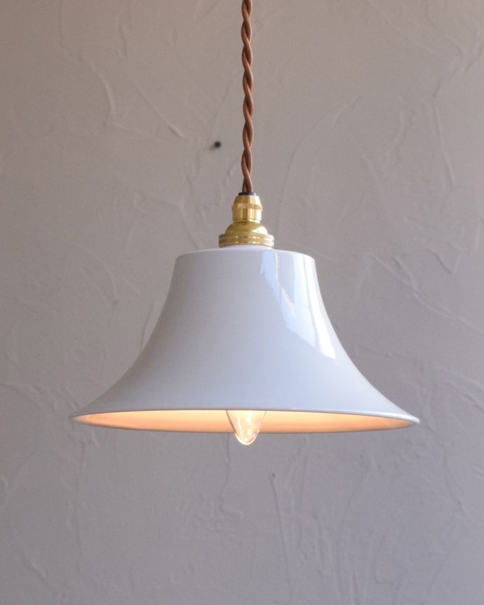 ペンダントライト　照明・ライティング　ベルモチーフ磁器製シェードのペンダントランプ（コード・シャンデリア電球・ギャラリーB白リング２枚付き）。あたたかい光がお部屋を包み込みます。(pl-172)